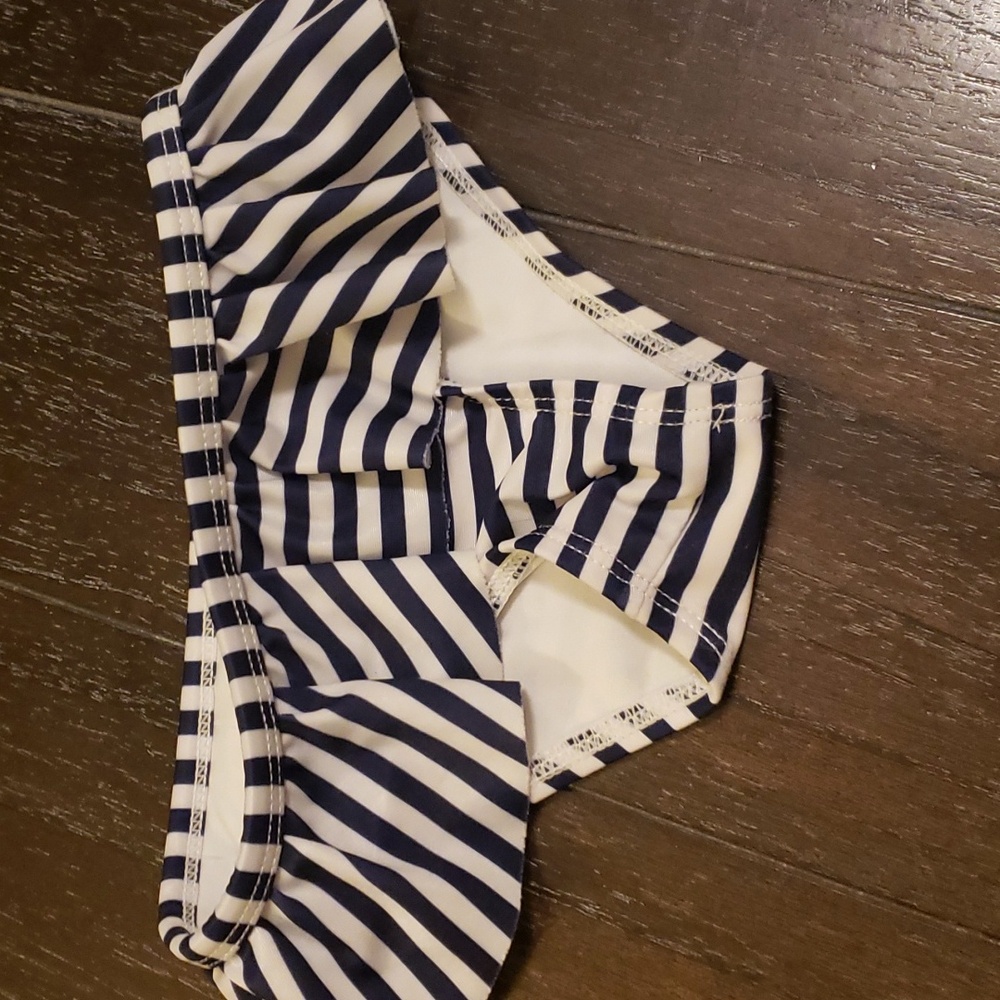 Ruffled swim bottoms 2T